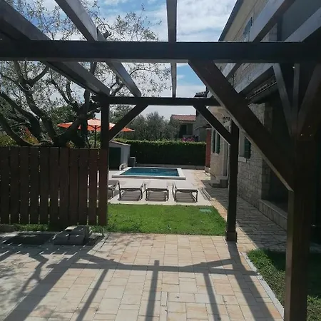 Nika Vila *